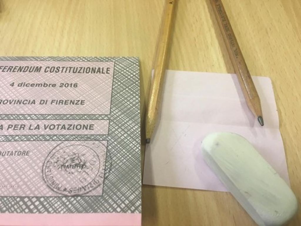 Referendum, psicosi delle matite usate per le schede. Il Ministero dell'Interno rassicura: Indelebili sulle schede