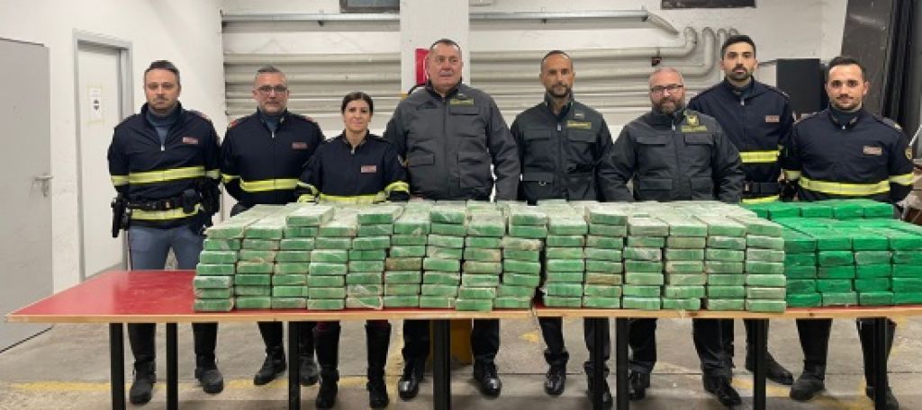 Arezzo: viaggiava con 400 chili di cocaina purissima, arrestato autotrasportatore