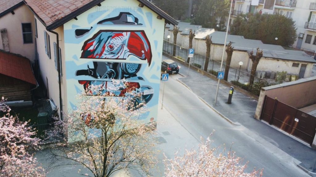 Ambiente. A Dergano inaugurato Cyberpunk parrot, il murale mangia-smog