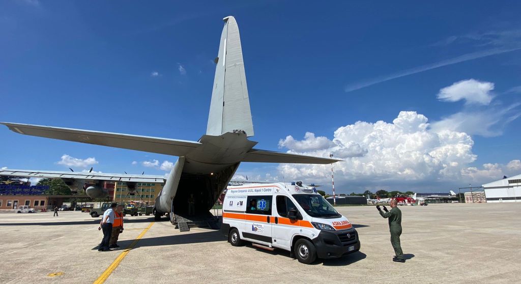 Uomo in imminente pericolo di vita trasportato in un’ambulanza su velivolo C-130J della 46BrigataAerea da Napoli a Venezia