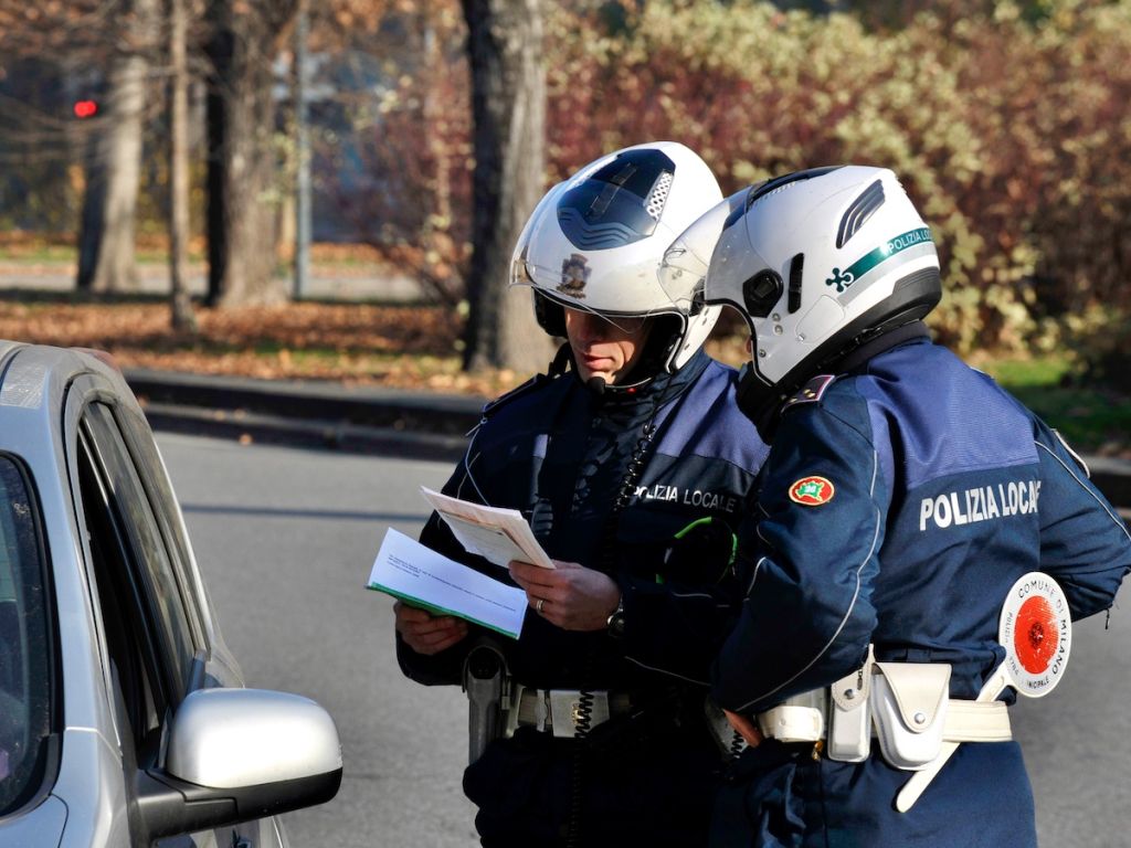 Pagamento sanzioni stradali via app: a Milano si amplia la platea degli utenti anche per i non proprietari del veicolo