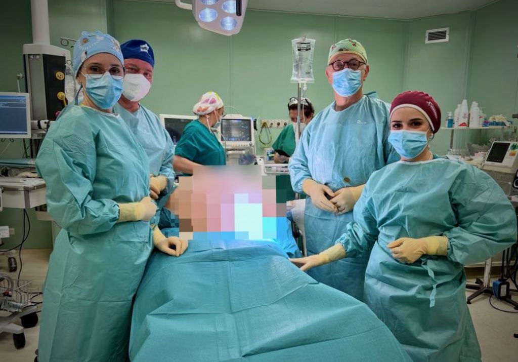 Intervento chirurgico record al San Filippo Neri: asportato un tumore ginecologico di 45 kg