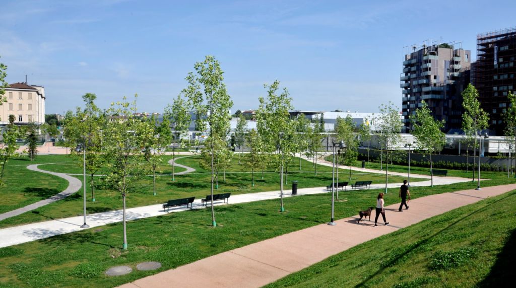 Riapertura di Cinque Aree Verdi a Milano Dopo il Maltempo