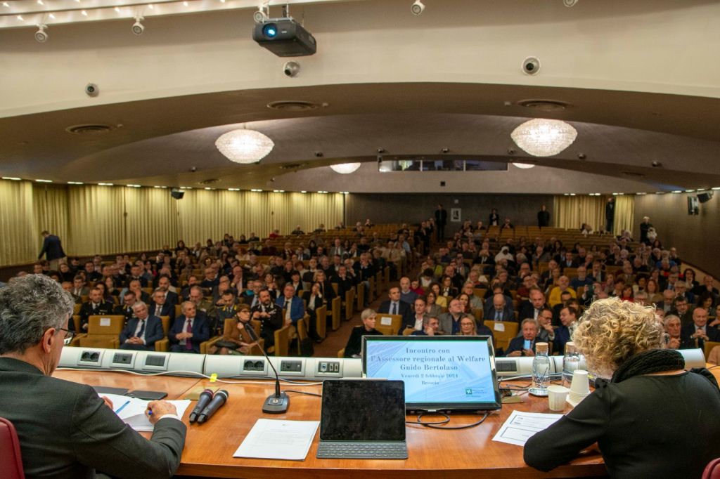 Assessore Bertolaso Presenta Vertici ATS e ASST a Sindaci e Associazioni: Lavorare da Squadra per Affrontare le Sfide Future