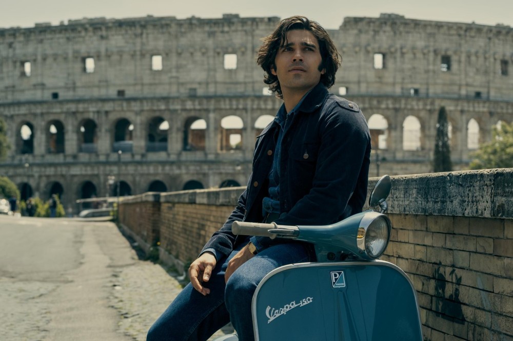 Giuseppe Maggio è Luigi Poggi in ''Mrs Playmen'' — la serie Netflix disponibile da oggi