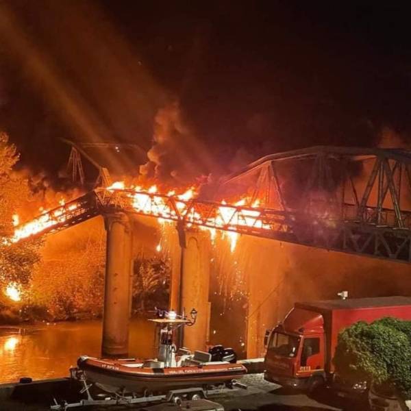 A fuoco il 'Ponte di ferro' a Roma, potrebbe riaprire tra mesi
