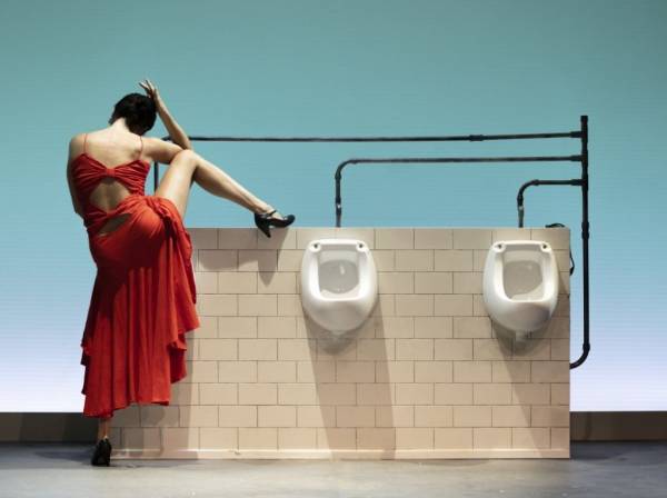 Dalla Biennale al Palladium: in prima romana il 15/10 'Pandora' di Teatro dei Gordi, ovvero l'umanità vista da un bagno pubblico