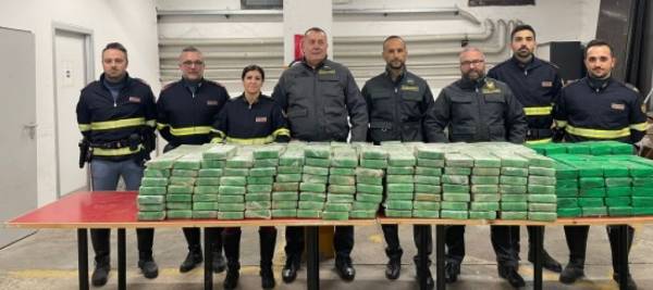 Arezzo: viaggiava con 400 chili di cocaina purissima, arrestato autotrasportatore