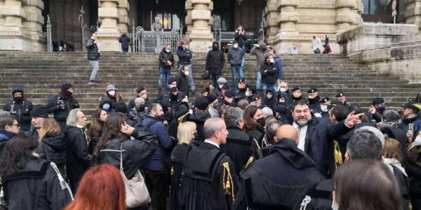 Corte di Cassazione. La polizia ha sbarrato l'ingresso agli avvocati trattati come delinquenti...