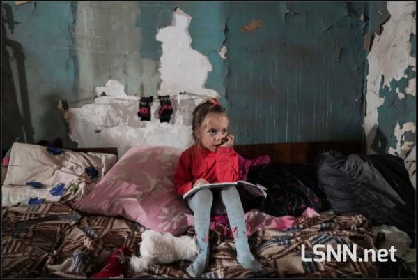 Donne e bambini ''sepolti sotto le macerie'' dopo che un attacco aereo russo ha distrutto l'ospedale di maternità di Mariupol