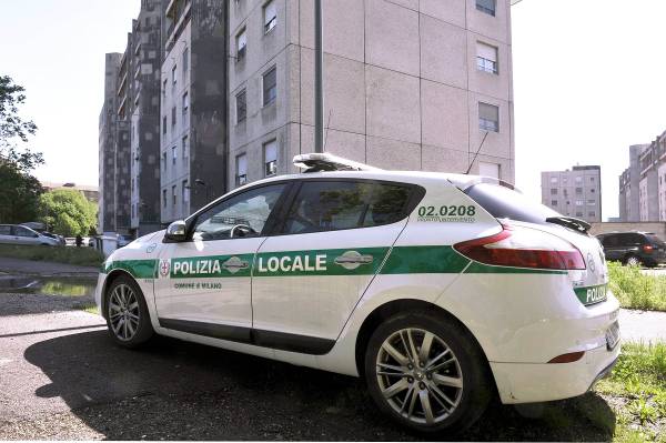 Atto di vandalismo nella notte alla Loggia dei Mercanti