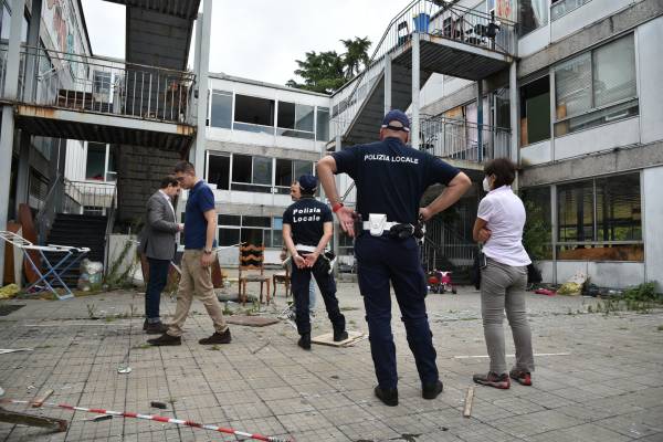 Sgomberato l'ex Liceo Omero a Bruzzano