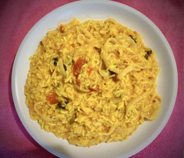 Piatto di Riso Basmati Estivo con Fettuccine di Konjac Bio: Un'Armonia di Gusti e Valori