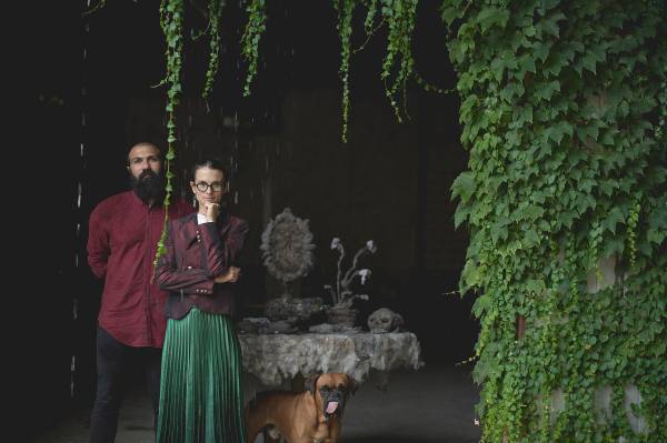 Humus: La Vita Segreta della Polvere Svelata a Casa Vuota